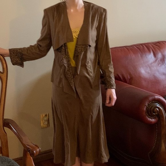 Tan suit - Picture 1 of 7